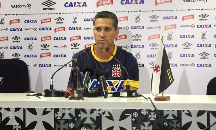 Jorginho concede coletiva após o treino do Vasco em São Januário (Foto: Sofia Miranda)