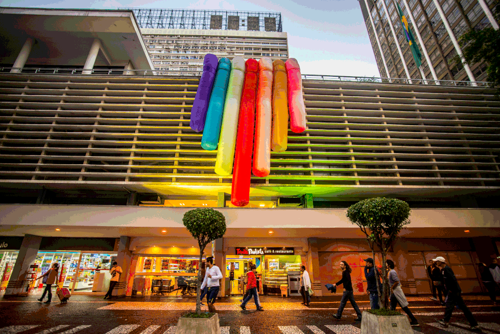 Arco-íris enfeita Conjunto Nacional, na Avenida Paulista. Via recebe a Parada Gay no domingo (18). (Foto: CRIS FAGA/FOX PRESS PHOTO/ESTADÃO CONTEÚDO)
