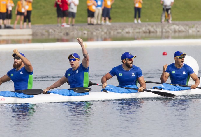 Equipe brasileira medalha de prata na canoagem de velocidade (Foto: Aaron Lynett/The Canadian Press via AP)