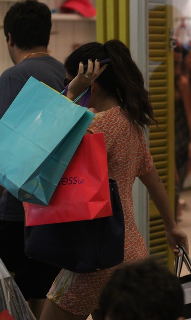 Juliana Paes faz compras em shopping do Rio (Foto: Derick Abreu / Foto Rio News)