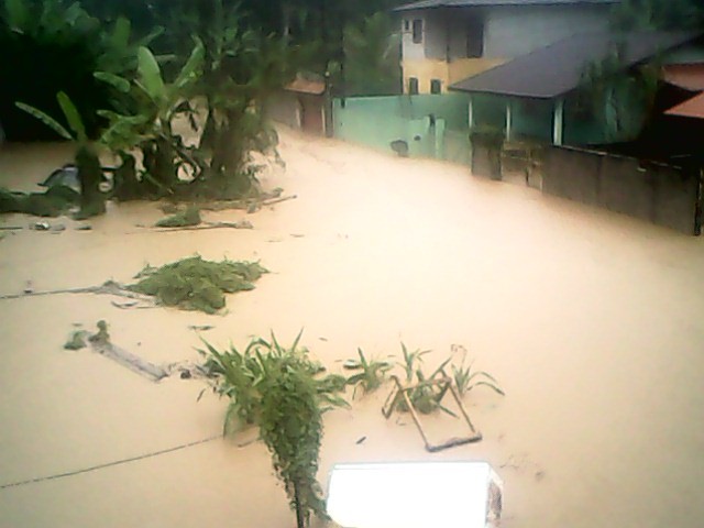 Enchente invade casas no bairro Boiçucanga, um dos mais afetados pela chuva em São Sebastião. (Foto: Pollyana Mara Vila Nova/arquivo pessoal)