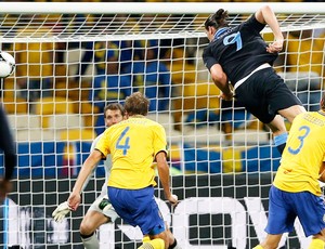 Gol de Carroll para a Inglaterra (Foto: Agência AP)