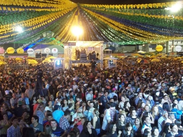 Parque do Povo lotou na noite de domingo para aproveitar o show de Flavio José no São João de Campina Grande (Foto: Rafael Melo/ G1) Parque do Povo lotou na noite de domingo para aproveitar o show de Flavio José no São João de Campina Grande (Foto: Rafael Melo/ G1)
