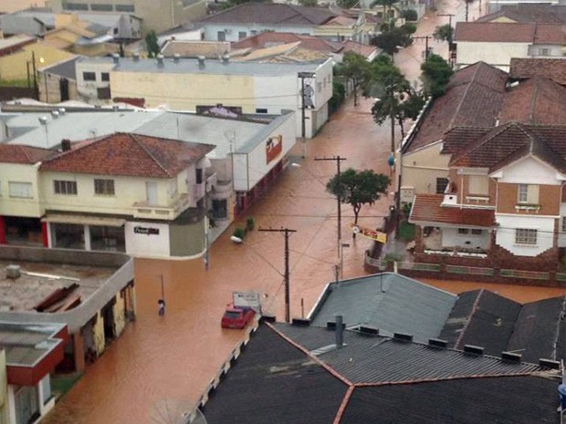 Chuva alaga ruas do Centro em Jacutinga. (Foto: Regis Coelho / VC no G1)