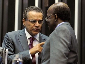 O presidente da Câmara, Henrique Eduardo Alves, e o presidente do STF, Joaquim Barbosa, durante solenidade no Congresso (Foto: J.Batista/Ag.Câmara) O presidente da Câmara, Henrique Eduardo Alves, e o presidente do STF, Joaquim Barbosa, durante solenidade no Congresso (Foto: J.Batista/Ag.Câmara)