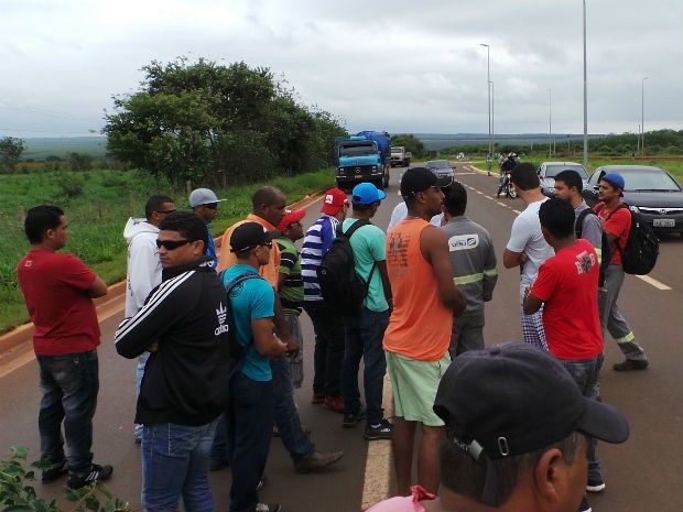 Manifestantes durante bloqueio na BR-158 em Três Lagoas (Foto: Ricardo Ojeda/ Perfil News)
