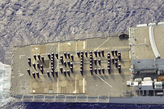 A tripulação da HMS Lancaster, fragata da Marinha britânica conhecida como “fragata da Rainha”, fez uma homenagem ao nascimento da nova princesa com uma foto na qual seus soldados estão posicionados formando a palavra “sister” (irmã em inglês)  (Foto: Reprodução/Twitter/Royal Navy)