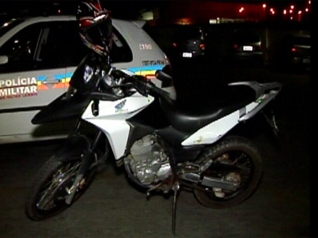 Motocicleta foi roubada em Araújos, segundo a PM (Foto: Reprodução/TV Integração) Motocicleta foi roubada em Araújos, segundo a PM (Foto: Reprodução/TV Integração)