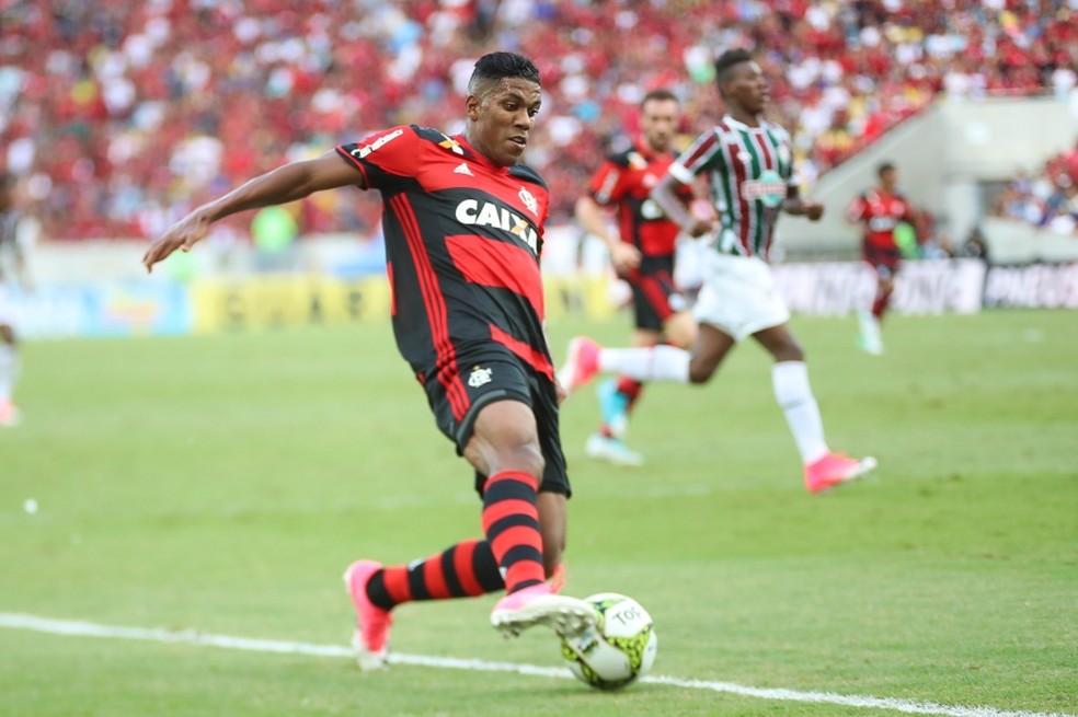 Na outra ponta, Berrío também segurou o Fluminense (Foto: Gilvan de Souza)