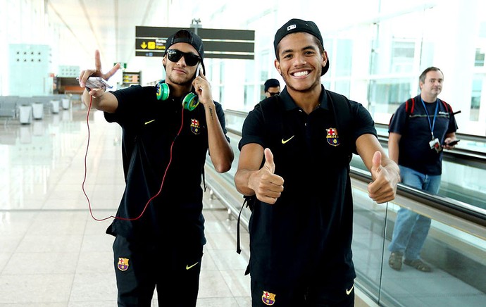 Neymar e jonathan dos santos barcelona embaruqe (Foto: Reprodução / Facebook)