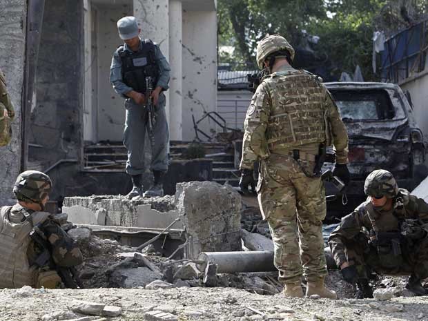 Soldados da Otan guardam local de confronto com grupo talibã. (Foto: Omar Sobhani / Reuters)