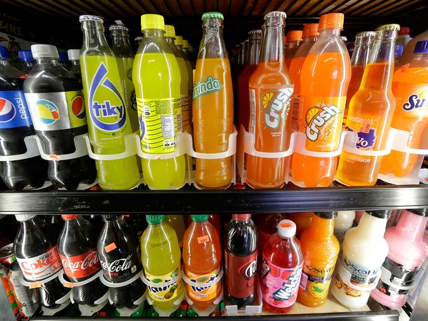 OMS propôs aumento de impostos sobre bebidas açucaradas como refrigerantes e sucos industrializados (Foto:  AP Photo/Jeff Chiu)