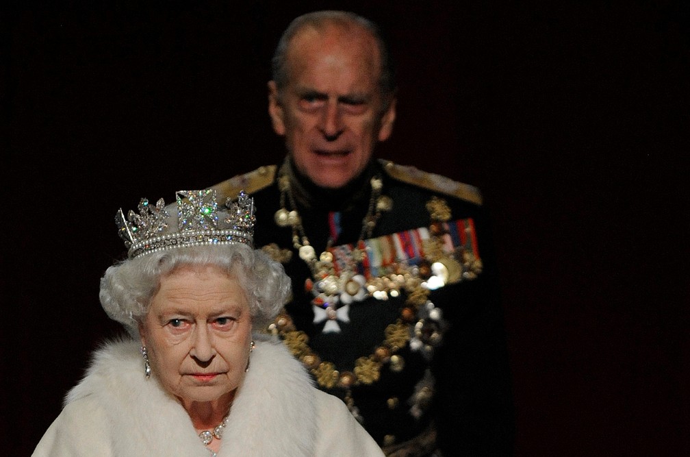 Philip e a rainha Elizabeth saem do edifício do Parlamento em foto de 2009 (Foto: Toby Melville/Reuters)
