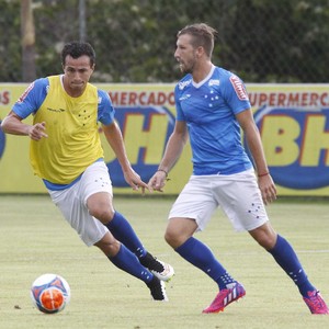 Felipe Seymour, meio-campo do Cruzeiro, e Leandro Damião, atacante (Foto: Washington Alves/Light Press)