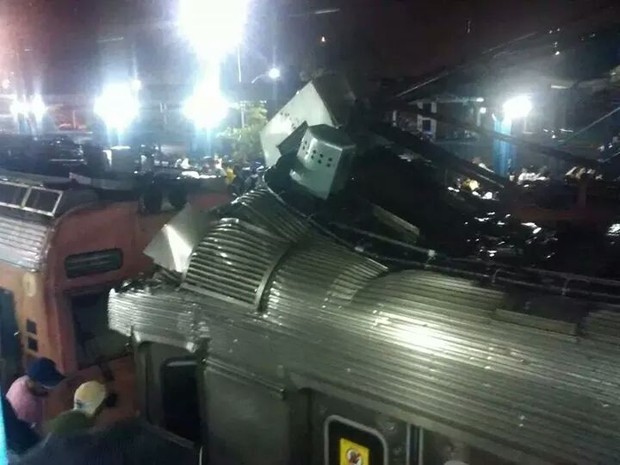 Página na internet que critica a concessionária postou fotos do acidente (Foto: Divulgação / Página 'Supervia Vergonha Para o Povo Carioca')