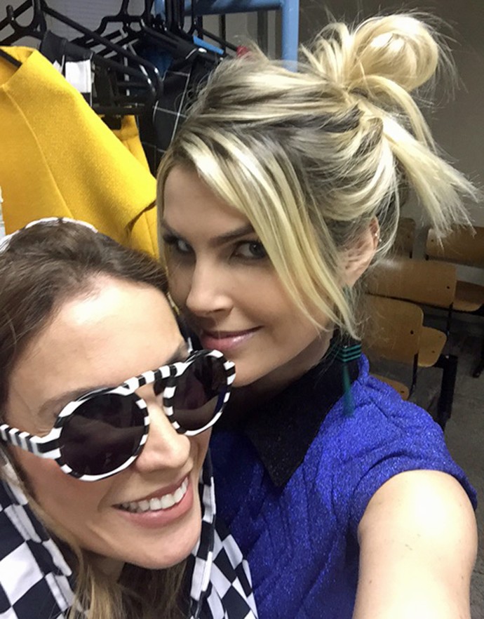 Maíra Charken e Julia Faria se divertem com selfie (Foto: TV Globo)