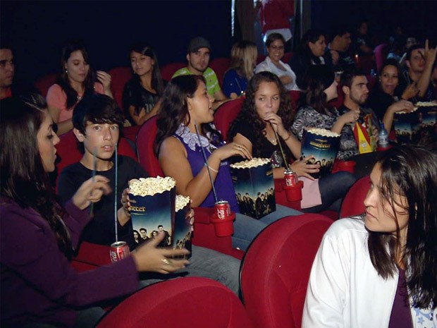 Fãs de "Crepúsculo" assistem à pré-estreia do filme em Varginha. (Foto: Reprodução EPTV) Fãs de "Crepúsculo" assistem à pré-estreia do filme em Varginha. (Foto: Reprodução EPTV)