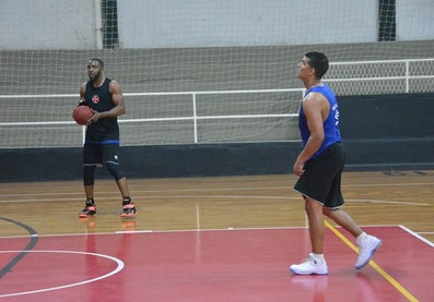 Os americanos Jeff Agba (à esq.) e Robby Collum estão confirmados na estreia do Vasco (Foto: Thiago Moreira/Vasco.com.br)