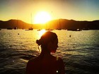 Thaila Ayla usa celular da amiga para postar foto em Ibiza: 'Viciadinha'