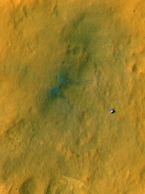 Ponto no centro da foto é onde o Curiosity pousou. A partir dali, ele partiu até a posição atual, à direita da foto, deixando seu rastro (Foto: Nasa/JPL-Caltech/Universidade do Arizona)