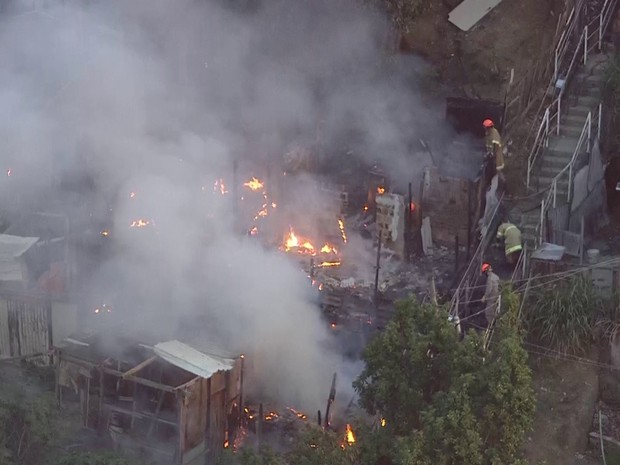 Incêndio atinge várias casas no Alemão, na Zona Norte do Rio (Foto: Reprodução/TV Globo)