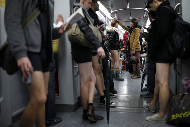 Dezenas de pessoas pegaram o metrô de Xangai, na China, sem as calças neste domingo (13) para mais uma edição do evento 'No Pants'. (Foto: Aly Song/Reuters)