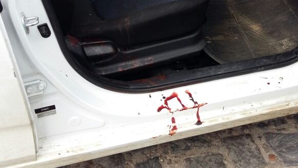 Carro que suspeitos fugiram foi abandonado e estava sujo de sangue (Foto: Jackson Rondineli/TV Paraíba)