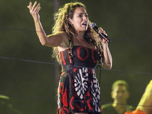 Homenageando a banda Olodum, Daniela Mercury canta "Avisa lá" na Avenida Paulista. (Foto: Vagner Campos/G1)