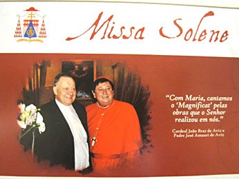 Convite para missa em comemoração aos 40 anos de ordenação de José Amauri Aviz (esquerda) e Dom João Braz de Aviz  (Foto: Lucas Nanini/G1)