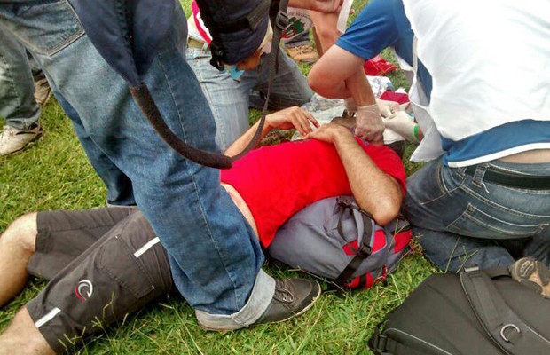Manifestante ferido é socorrido (Foto: Isabella Calzolari / G1)