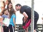 Hugh Jackman dá selinho na filha ao buscá-la na escola