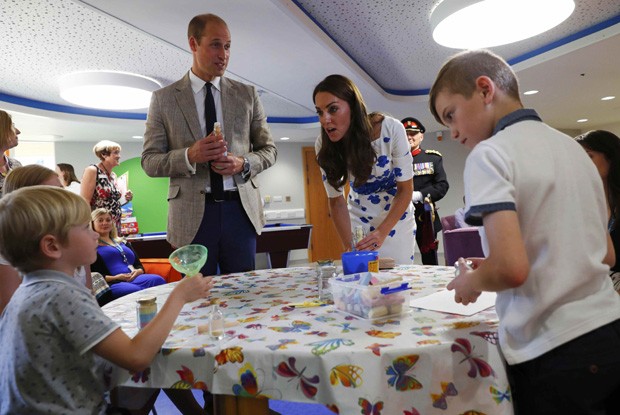 Kate e William na entidade (Foto: Getty Images)