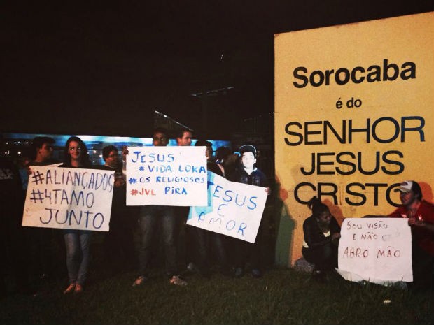 Cristãos fazem protesto para manter totem religioso em Sorocaba - Sorocaba é do Senhor Jesus Cristo (Foto: Ana Carolina Levorato/G1)