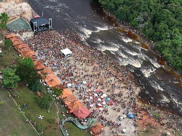 Carnaval de Presidente Figueiredo atrai turistas pela folia e belezas naturais, como a Corredeira do Urubuí  (Foto: André Amazonas/Divulgação )