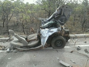 Motorista do carro morreu no local do acidente, na rodovia entre Gurupi e Formoso do Araguaia (Foto: Tiago Souza/Divulgação) Motorista do carro morreu no local do acidente, na rodovia entre Gurupi e Formoso do Araguaia (Foto: Tiago Souza/Divulgação)