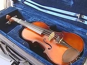 Entre os instrumentos estão violinos, violoncelos e contrabaixos (Foto: Reprodução/TV Anhanguera)