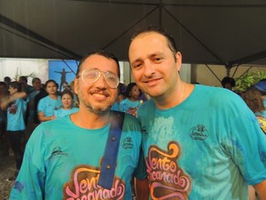 Nivaldo e Sasha organizaram o bloco, que reuniu centenas de foliões (Foto: Géssica Valentini/G1)