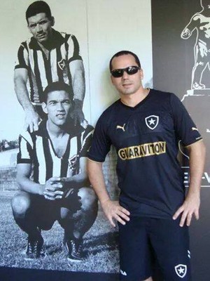 O contador capixaba Rafael Rossi é torcedor do Botafogo e tem quase 200 camisas do clube (Foto: Divulgação/Arquivo Pessoal)