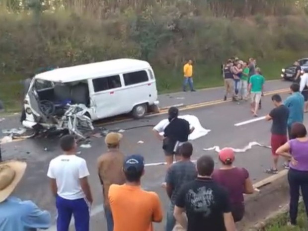 Motociclista morreu ao bater de frente com Kombi em Alterosa, MG (Foto: Alô Alô Cidade / Reprodução EPTV)