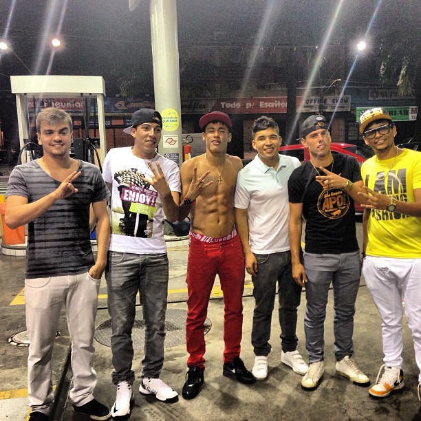 Neymar posta foto ao lado dos amigos usando uma calça vermelha (Foto: Reprodução / Instagram)