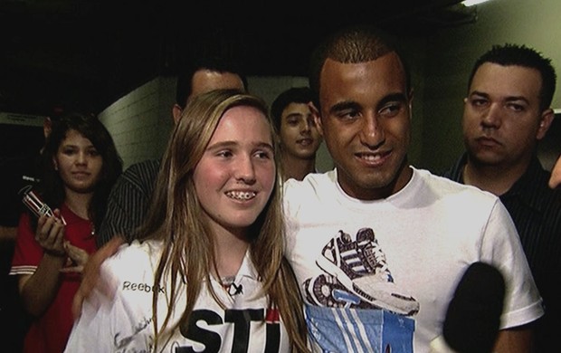 Torcedora Millena, que ganhou camisa do meia Lucas e foi hostilizada no Estádio Couto Pereira, reencontra o jogador do São Paulo (Foto: Reprodução SporTV)