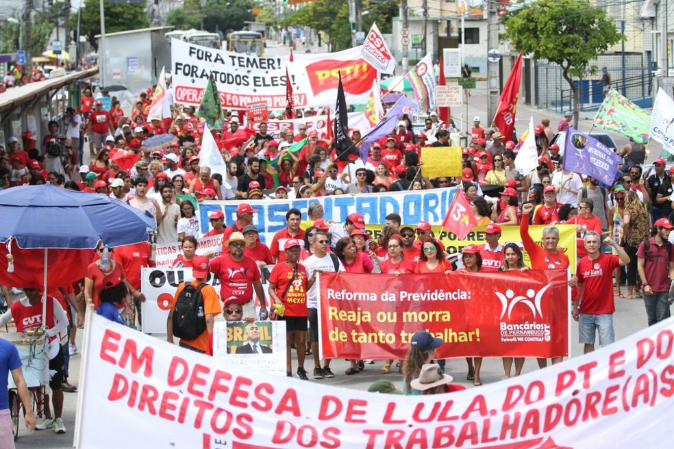 Movimentos sociais e centrais siondicais fazem ato público no Recife para marcar o Dia do Trabalhador (Foto: Aldo Carneiro/Pernambuco Press)