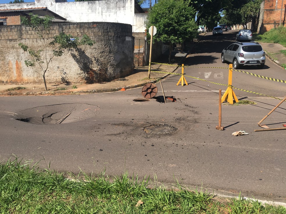 Trecho da Avenida Tancredo Neves está interditado (Foto: Valmir Custódio/G1)