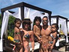 Dentinho posa com Dani Souza e os filhos em trajes de banho parecidos