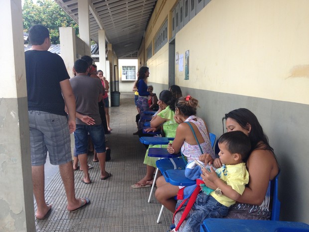 Durante blecaute, eleitores continuavam na fila para votar (Foto: Anne de Freitas)