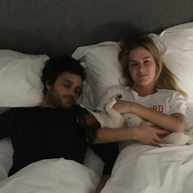 Fiorella Mattheis aparece sem make e com cara de sono em foto do irmão (Foto: Instagram/Reprodução)