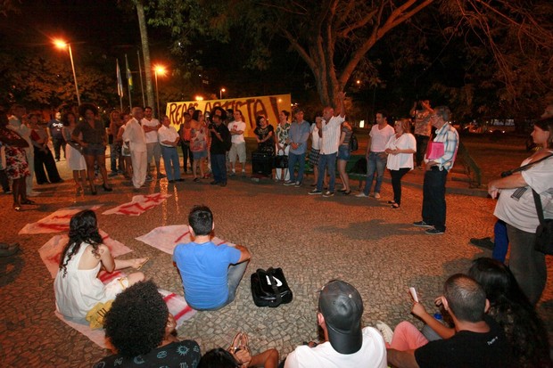 Artistas protestam contra o fechamento da Casa da Gávea (Foto: Isac Luz / Ego)