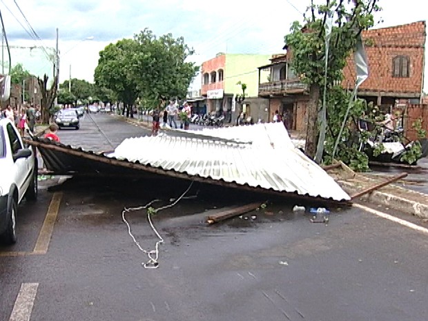 G Chuva E Ventania Derrubam Rvores E Destelham Casa Em Uberaba