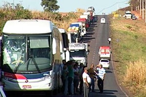 MST bloqueia rodovia em MT (Foto: Reprodução/TVCA Rondonópolis)