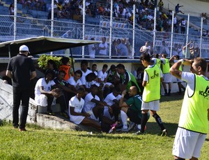 Após o aquecimento, os jogadores do Rio Branco-ES aguardavam o efetivo policial (Foto: Sidney Magno Novo/Globoesporte.com)